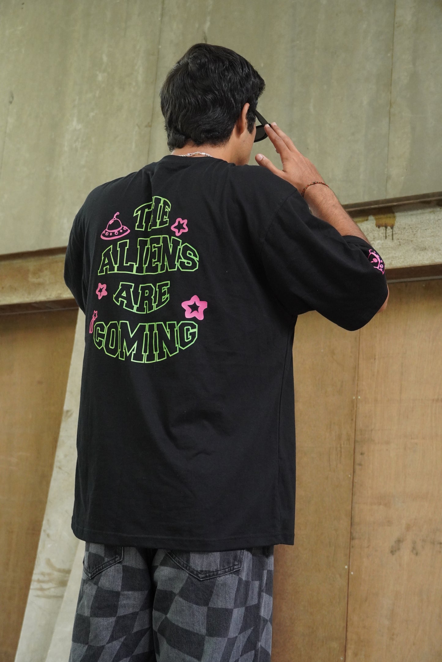 Aliens are coming oversized tee